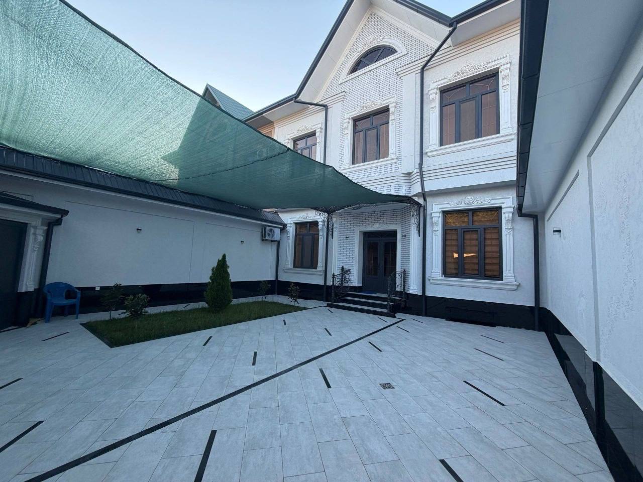 Дом 370 м², участок 2,5 сот.