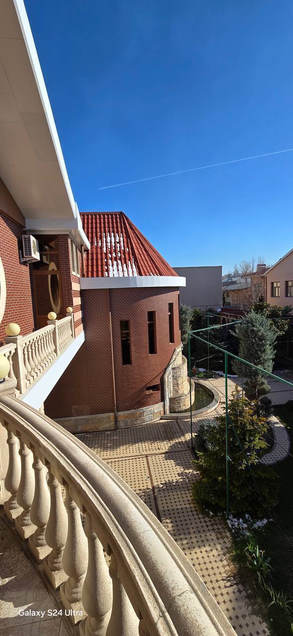 Дом 1 800 м², участок 12 сот.