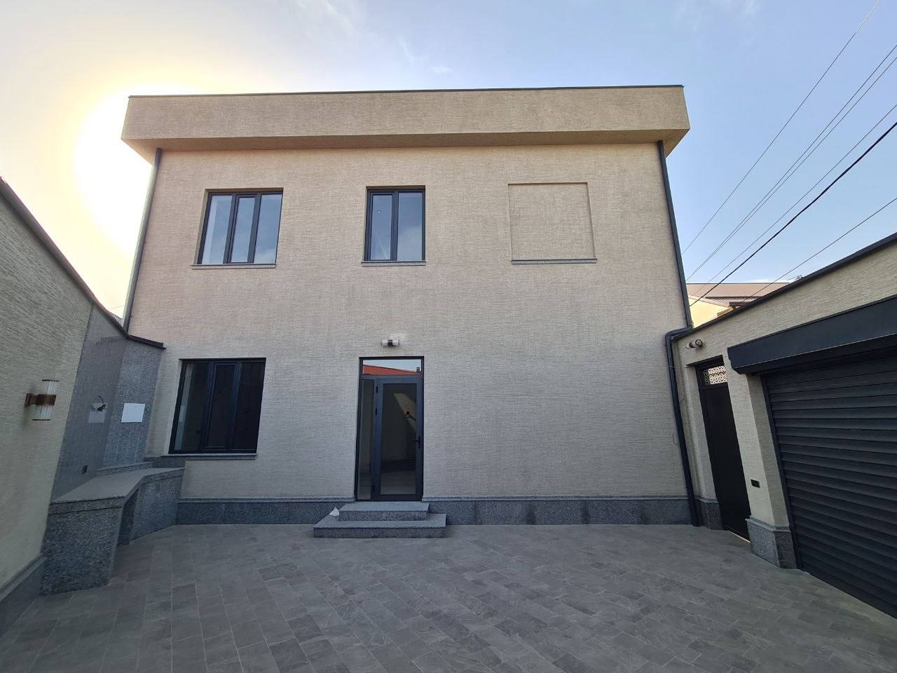Дом 260 м², участок 1,6 сот.